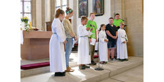 Die neuen Messdiener in St. Crescentius (Foto: Karl-Franz Thiede)